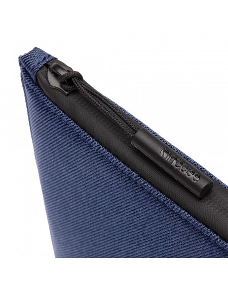 Incase - Sleeve Facet in tessuto spigato riciclato per MacBook 13'' - Blu Navy