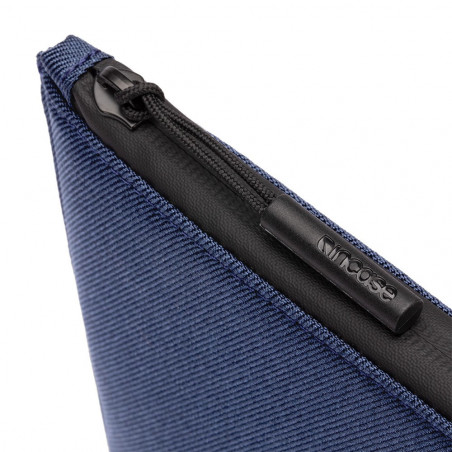Incase - Sleeve Facet in tessuto spigato riciclato per MacBook 13'' - Blu Navy