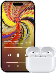 AirPods Pro 3 nella custodia di ricarica MagSafe, iPhone 17 Pro, Apple Music che riproduce il brano Everybody Laughs di David Byrne e della Ghost Train Orchestra