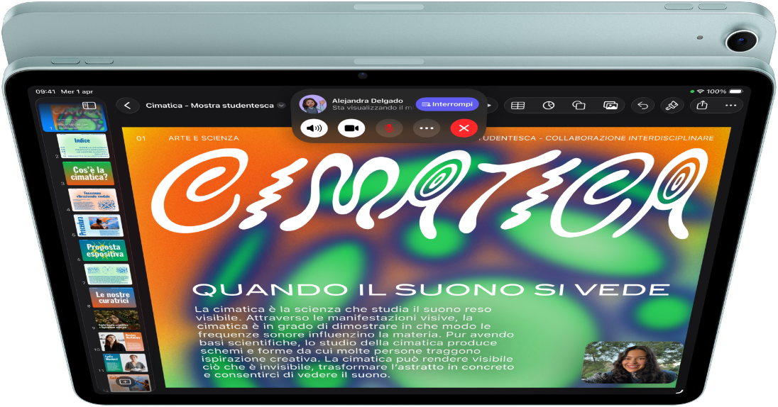 iPad Air blu mostrato dall’alto, sullo schermo si nota l’app Keynote aperta e la funzione Condivisione schermo in uso durante una videochiamata FaceTime, mostrato da dietro, fotocamera posteriore da 12MP con grandangolo, tasto per alzare il volume, tasto per abbassare il volume