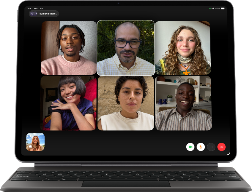Un iPad Air agganciato a una Magic Keyboard nera, sullo schermo si nota una chiamata FaceTime di gruppo