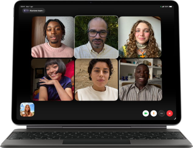 Un iPad Air agganciato a una Magic Keyboard nera, sullo schermo si nota una chiamata FaceTime di gruppo