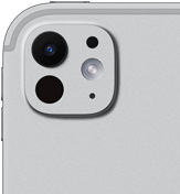 Un iPad Pro color argento, visto da dietro, sistema di fotocamere Pro con obiettivo a cinque elementi e flash True Tone adattivo
