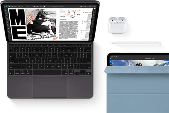 Un iPad Pro color nero siderale aperto, visto di fronte, agganciato a una Magic Keyboard, angoli arrotondati, cornice del display nera. Il display mostra un’app per modificare articoli con del testo e l’immagine di una donna che ascolta musica. Un paio di AirPods 4 nella custodia aperta. Una custodia Smart Folio blu per iPad Pro leggermente aperta per mostrare il display, con una Apple Pencil Pro appoggiata sul dispositivo