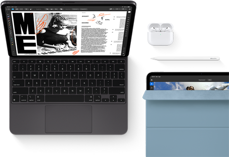 Un iPad Pro color nero siderale aperto, visto di fronte, agganciato a una Magic Keyboard, angoli arrotondati, cornice del display nera. Il display mostra un’app per modificare articoli con del testo e l’immagine di una donna che ascolta musica. Un paio di AirPods 4 nella custodia aperta. Una custodia Smart Folio blu per iPad Pro leggermente aperta per mostrare il display, con una Apple Pencil Pro appoggiata sul dispositivo