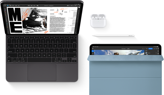 Un iPad Pro color nero siderale aperto, visto di fronte, agganciato a una Magic Keyboard, angoli arrotondati, cornice del display nera. Il display mostra un’app per modificare articoli con del testo e l’immagine di una donna che ascolta musica. Un paio di AirPods 4 nella custodia aperta. Una custodia Smart Folio blu per iPad Pro leggermente aperta per mostrare il display, con una Apple Pencil Pro appoggiata sul dispositivo