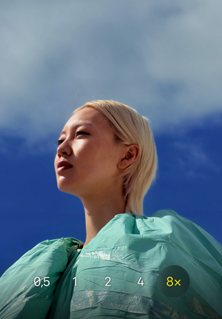 L’app Fotocamera su iPhone 17 Pro, con zoom ottico 0,5x, 1x, 2x, 4x e 8x: 8x è selezionato