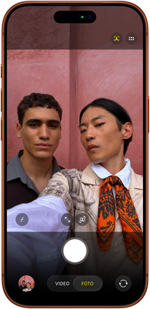 iPhone 17 Pro mostrato di fronte, con funzione Inquadratura automatica per le foto