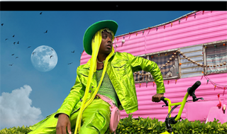 Lo schermo di un MacBook Air con la foto di una persona vestita in modo colorato, per mostrare la gamma di colori e la risoluzione del display Liquid Retina