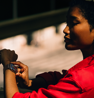 Una persona riceve una chiamata sul suo Apple Watch Series 11