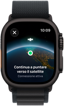 Apple Watch Ultra 3, cassa in titanio nero, immagine del pianeta Terra con una posizione e la scritta “Continua a puntare verso il satellite”, cinturino Alpine Loop
